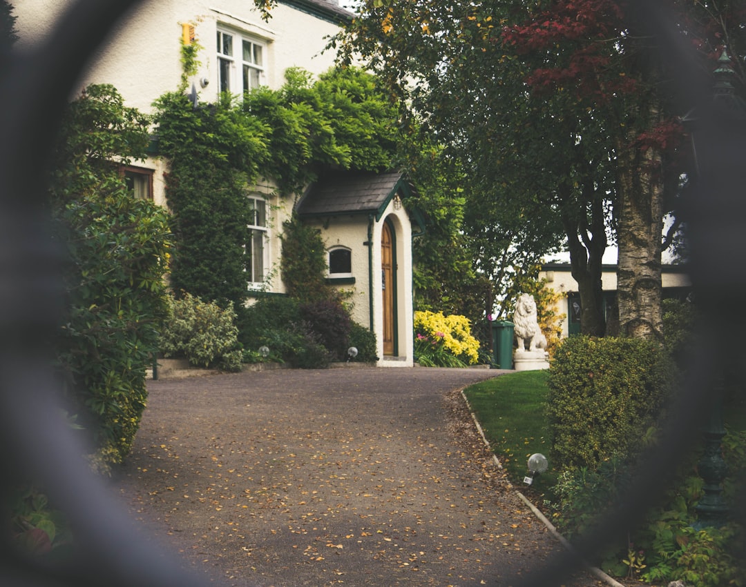 découvrez l'art du design de maisons sur mesure. transformez vos rêves en réalité avec des créations uniques, adaptées à vos besoins et à votre style de vie. embarquez pour un voyage de conception personnalisé qui reflète parfaitement votre personnalité.