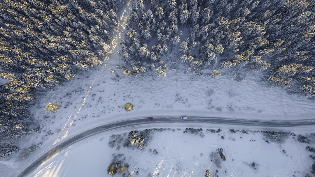 découvrez nos conseils essentiels pour conduire en hiver en toute sécurité. apprenez à gérer les conditions de route difficiles, à préparer votre véhicule pour le froid et à adopter les bons réflexes pour une conduite sereine durant la saison hivernale.