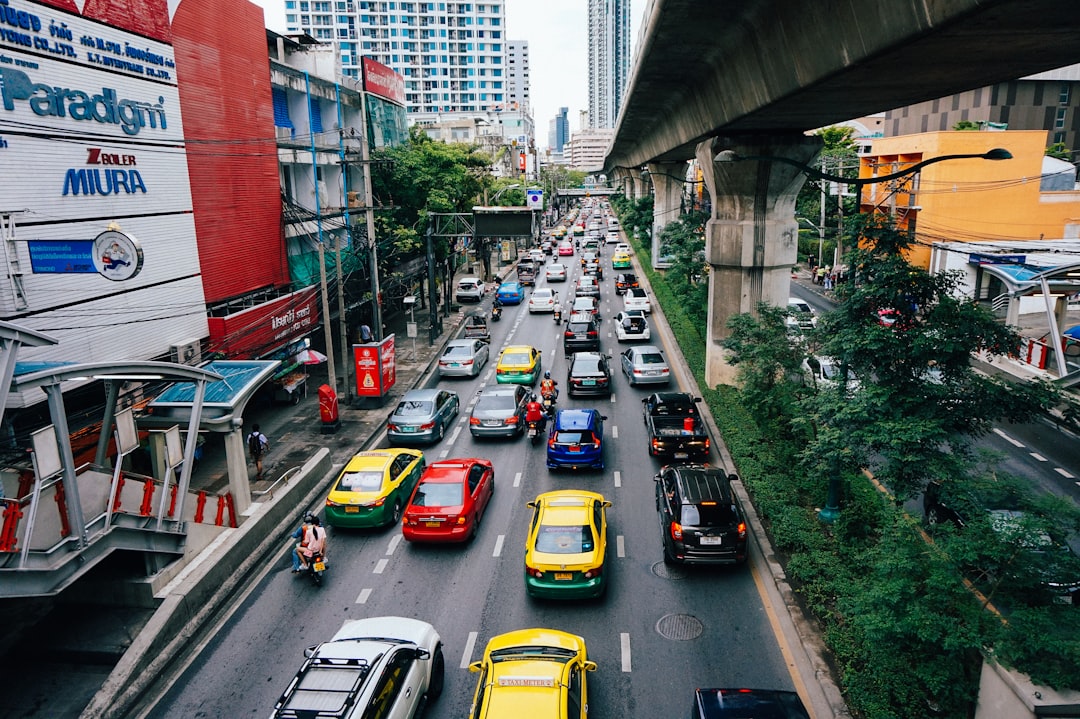 découvrez l'univers des voitures connectées, où la technologie et la mobilité se rencontrent pour offrir une conduite plus intelligente et sécurisée. explorez les fonctionnalités innovantes, la connectivité en temps réel et les avantages écologiques de ces véhicules du futur.